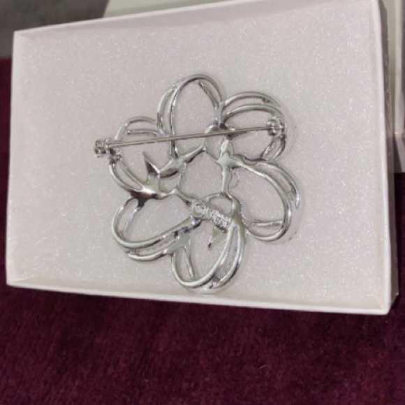 Silver Six Point Ornate Flora Brooch/Pin [NEW] - Picture 6 of 6
